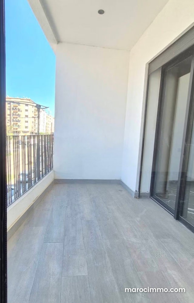 Studio neuf avec balcon à louer à les hôpitaux — 2