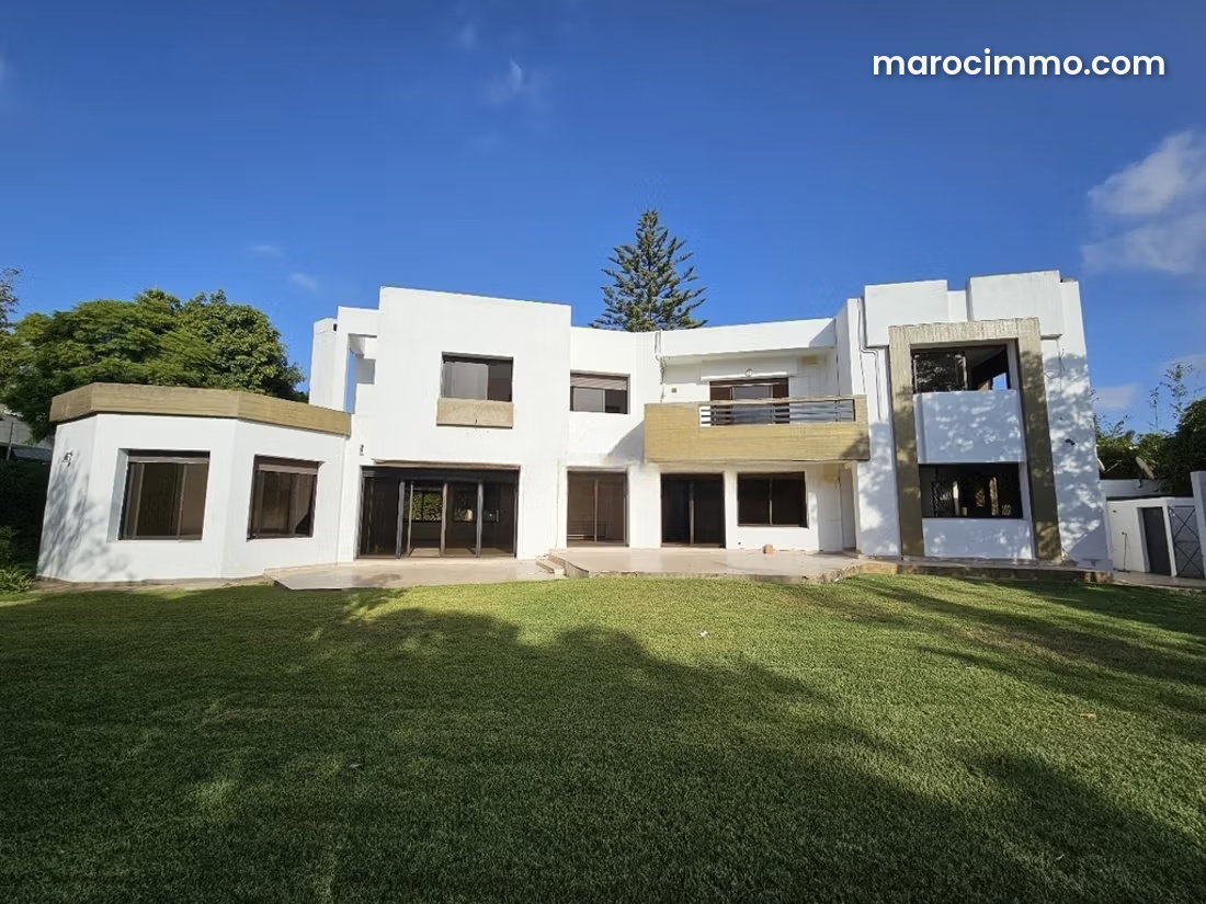 Villa 2000 m² avec piscine à louer, Souissi, Rabat — Rabat