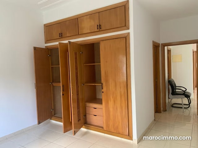 Location d'un appartement à Ain Diab. 3 chambres. Jardin et ascenseur — 4