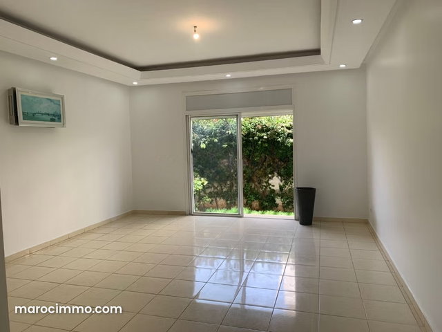 Location d'un appartement à Ain Diab. 3 chambres. Jardin et ascenseur — 2