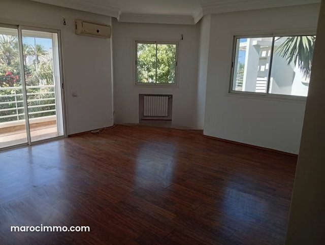 Superbe villa à louer à Ain Diab. Surface de 560 m². Antenne parabolique, résidence sécurisée — 3