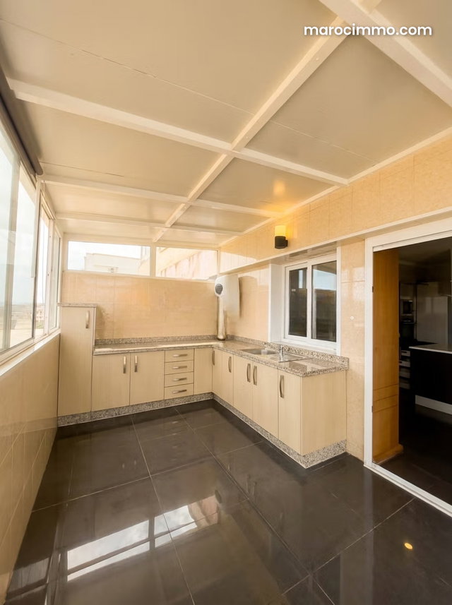 Appartement rénové avec terrasse et vue dégagée — 3