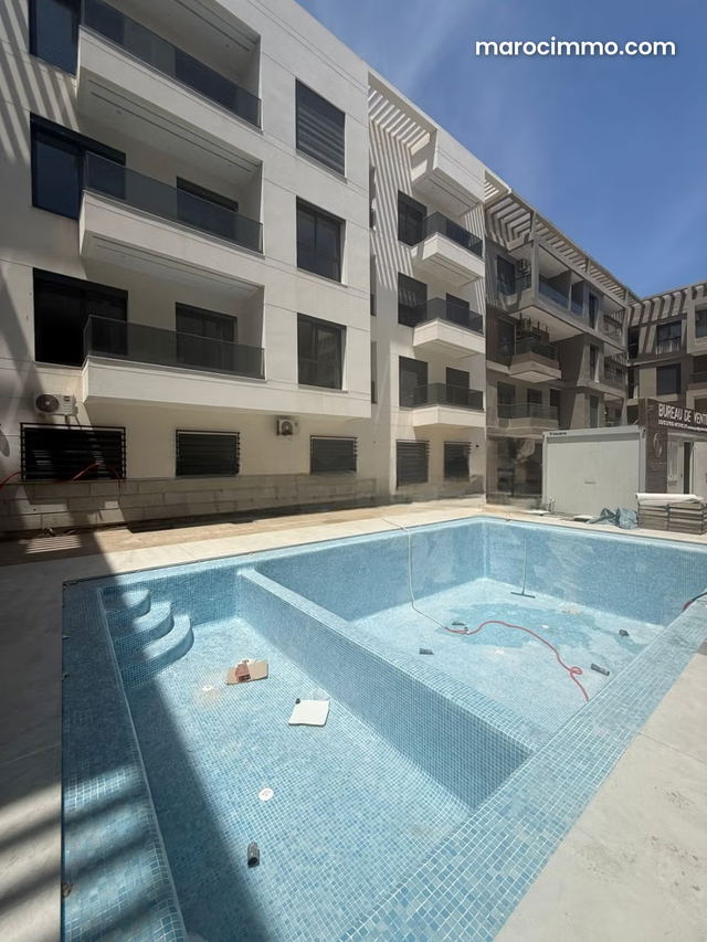 Bel appartement à vendre à Martil. 2 chambres. Service de conciergerie, belle piscine — Martil