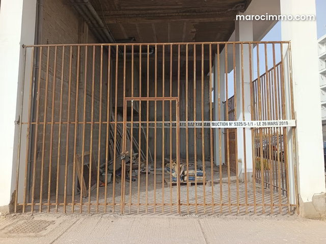 Local commercial en location à Al Wifaq. Surface de 56 m² — 2