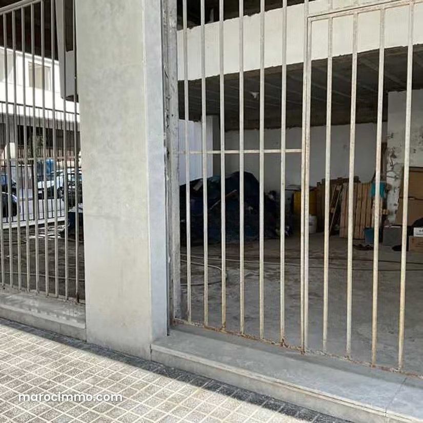 محل تجاري بواجهة مزدوجة للبيع بحي المستشفيات في الدار البيضاء — الدار البيضاء
