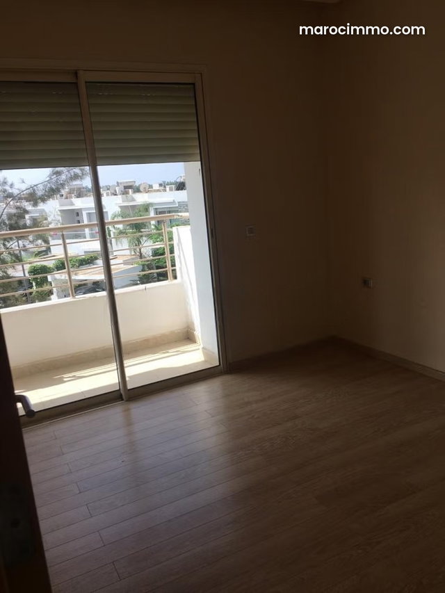Superbe appartement à louer à Ville Verte. Surface totale 160 m². Fenêtres avec double vitrage et porte blindée — 5