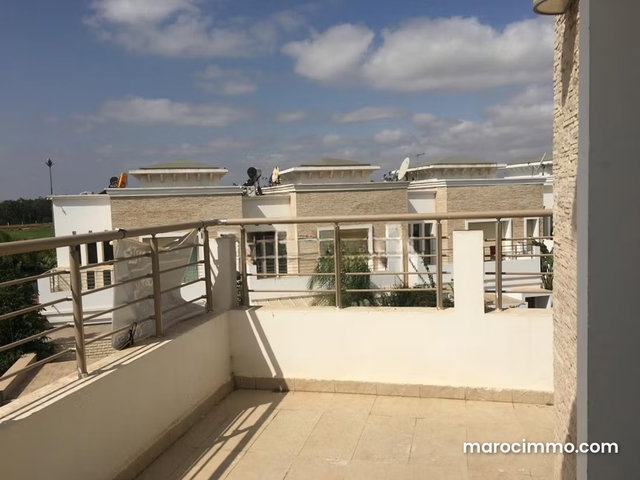 Superbe appartement à louer à Ville Verte. Surface totale 160 m². Fenêtres avec double vitrage et porte blindée — 2