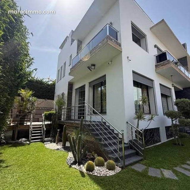 Villa à Vendre de 390.0 m² à Casablanca, Ain Chock — Casablanca