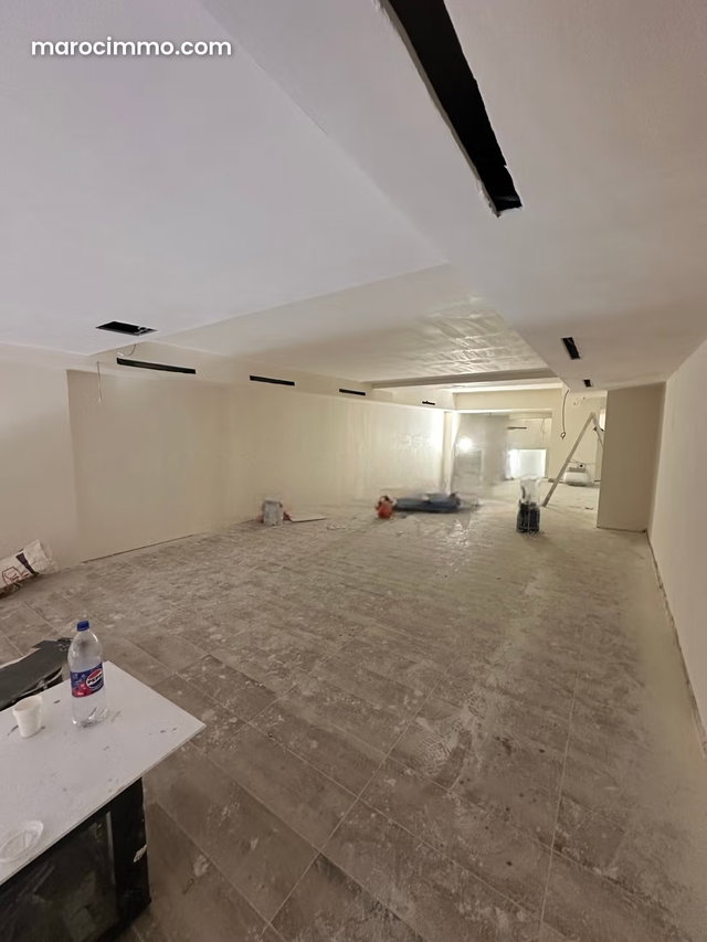 Local commercial à louer – Emplacement premium en plein centre ville — 4