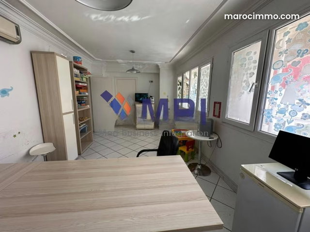 Bureau à Vendre V. C. TK. 2140 — 2