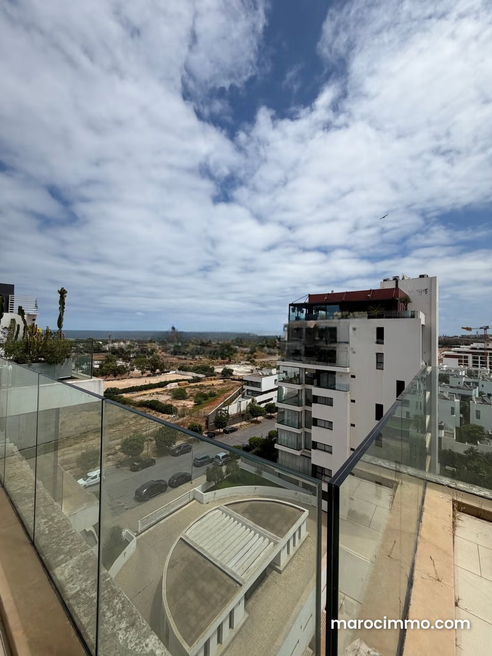 Appartement avec vue sur l'océan à louer à Ain Diab. 3 belles chambres. Service de gardien, cheminée
