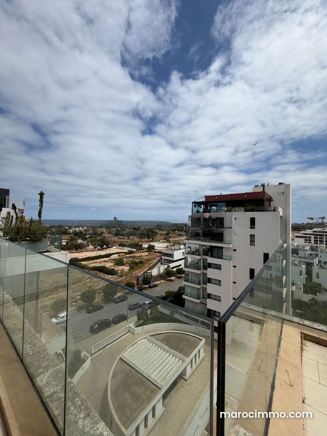 Appartement avec vue sur l'océan à louer à Ain Diab. 3 belles chambres. Service de gardien, cheminée — Casablanca