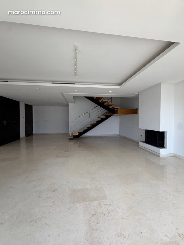 Appartement avec vue sur l'océan à louer à Ain Diab. 3 belles chambres. Service de gardien, cheminée — 3