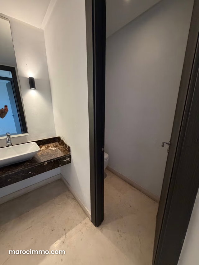 Appartement avec vue sur l'océan à louer à Ain Diab. 3 belles chambres. Service de gardien, cheminée — 5