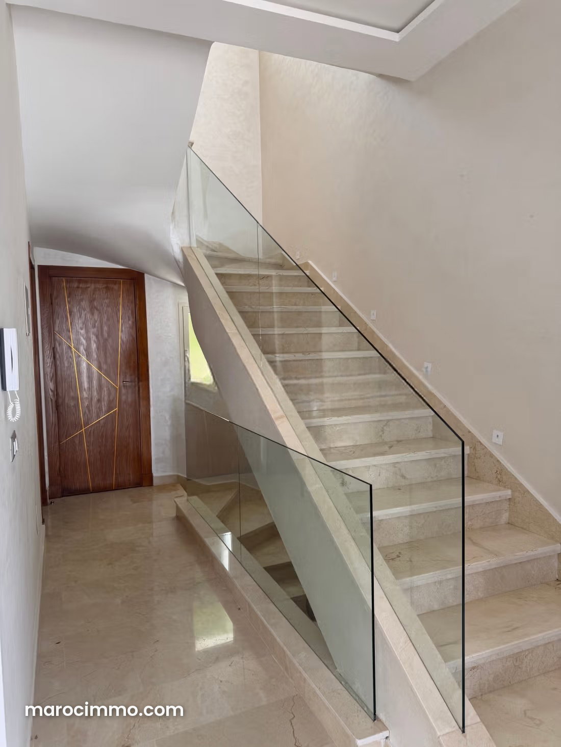 فيلا فاخرة بإطلالة جبلية للإيجار بحي دو كولف بطنجة — طنجة