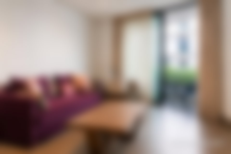 شقة جديدة بإطلالة بحرية للكراء بعين الذياب