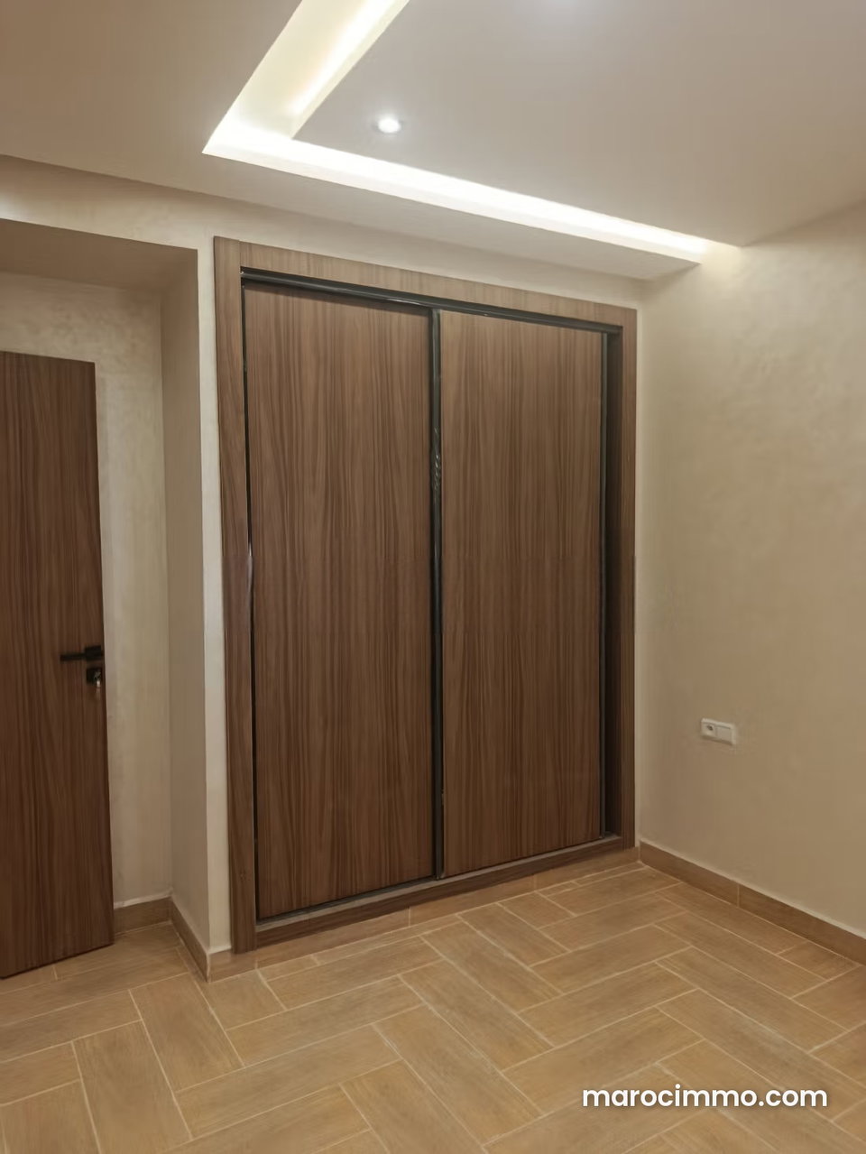 Bel appartement à vendre à Mhamid. 4 grandes pièces. Porte blindée, sécurité
