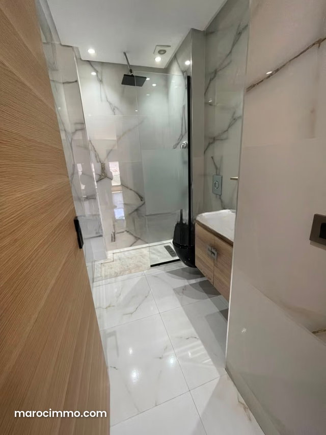 Apartment for rent in Les Hôpitaux. Total area 100 m². Moroccan living room and satellite dish — 5