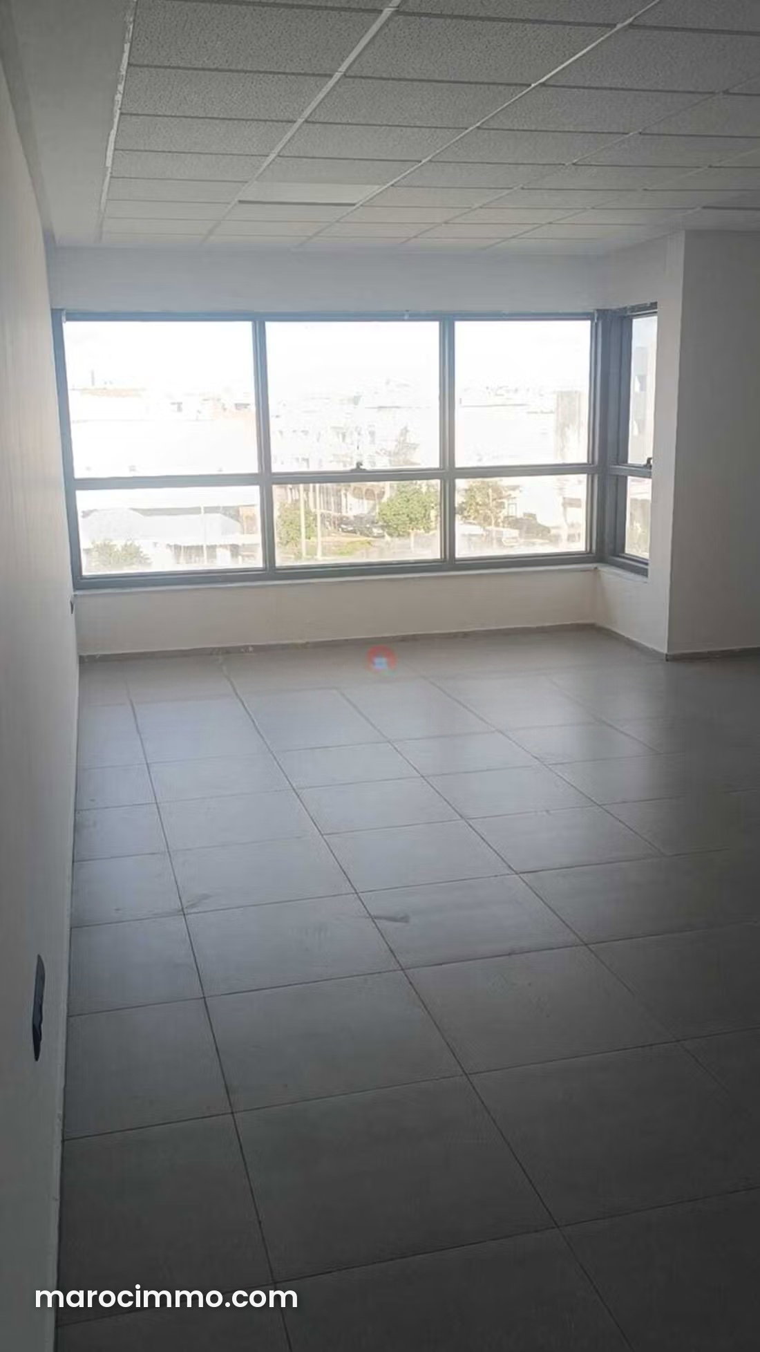 Bureau 59 m² à louer au Centre Ville de Témara, avec garage — Temara