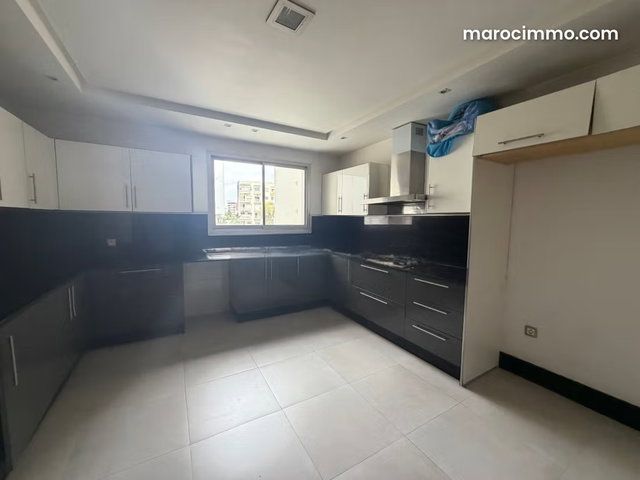 Bel appartement en location à Maârif. 3 chambres. Conciergerie à disposition, système de climatisation — 2