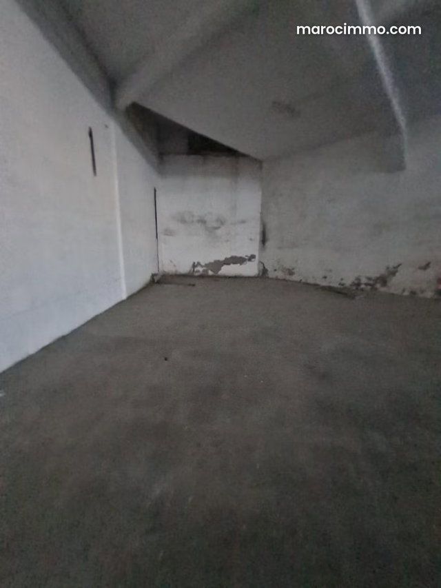Louez le local idéal à Bourgogne Ouest. Surface totale 750 m² — 3