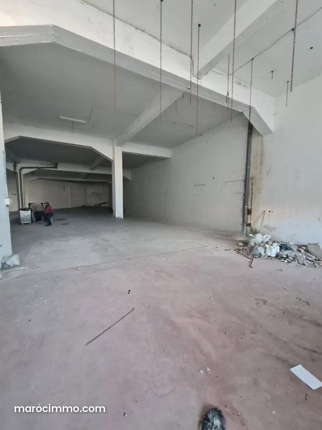 Louez le local idéal à Bourgogne Ouest. Surface totale 750 m² — 2