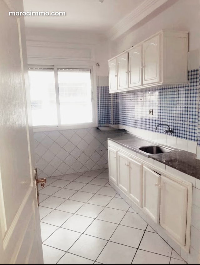 Location d'un appartement à Maârif Extension. 3 grandes pièces. Porte blindée, antenne parabolique — 2