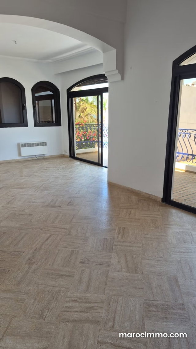 Location villa de haut standing en Hassan Centre Ville. Surface de 500 m². Belle terrasse et jardin — 2