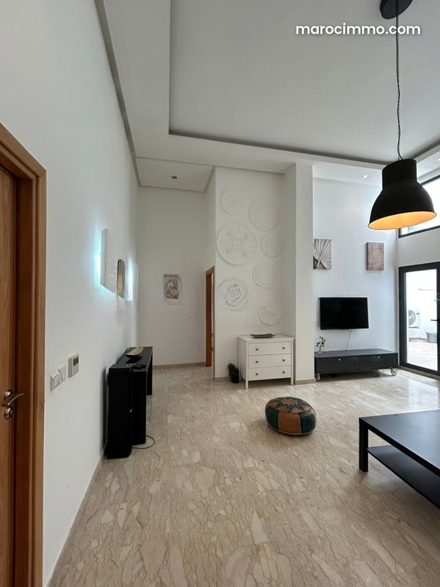 Beau studio avec hauteur sous plafond et extérieur à louer — 5