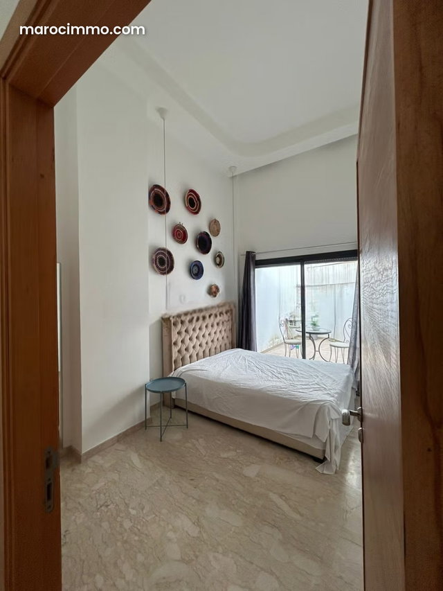 Beau studio avec hauteur sous plafond et extérieur à louer — 4