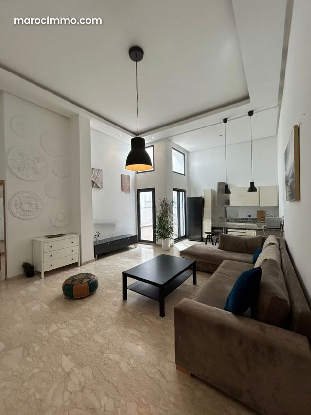 Beau studio avec hauteur sous plafond et extérieur à louer — Casablanca