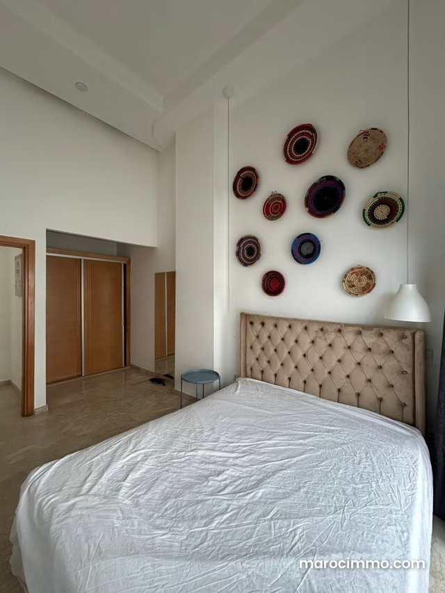 Beau studio avec hauteur sous plafond et extérieur à louer — 3