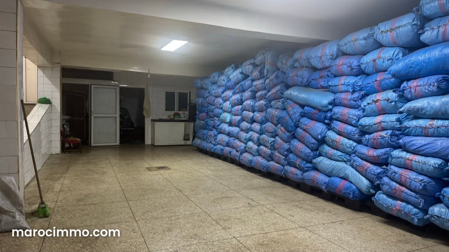 محل واسع للكراء بحي الأميرات في الدار البيضاء — الدار البيضاء