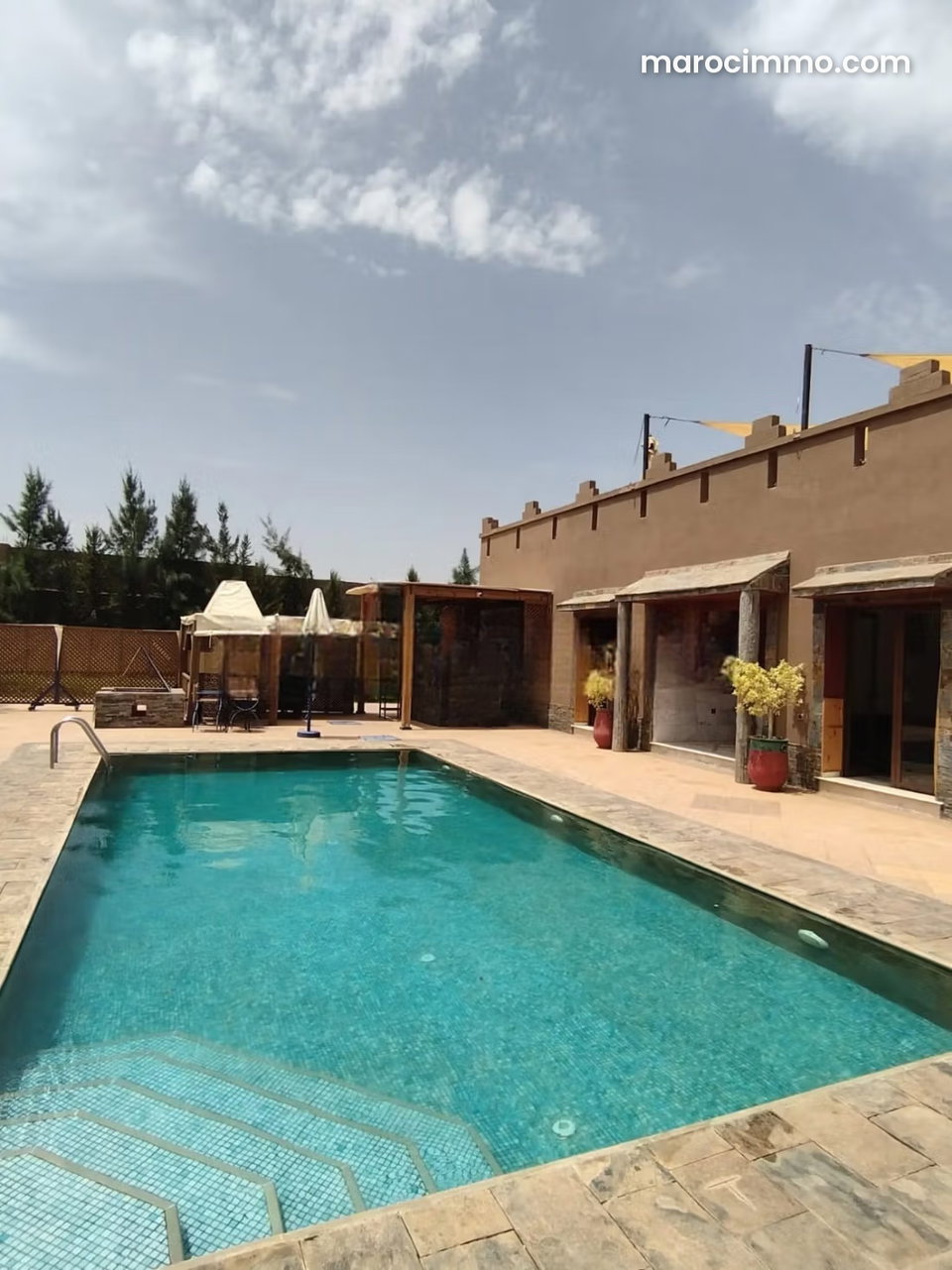 Location villa de haut standing à Route de Tahanaout. 6 pièces confortables. Meublé