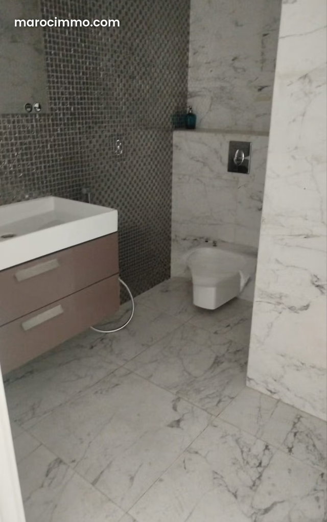 Beaux bureaux à louer à Franceville. Surface de 92 m². Porte blindée et système de double vitrage — 5
