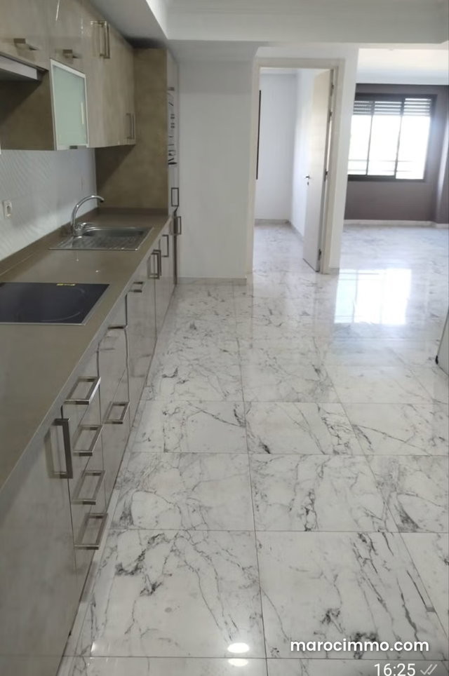 Beaux bureaux à louer à Franceville. Surface de 92 m². Porte blindée et système de double vitrage — 2