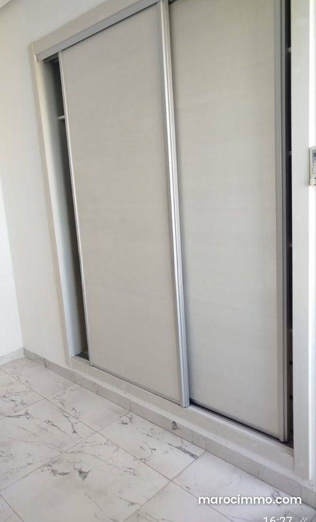 Beaux bureaux à louer à Franceville. Surface de 92 m². Porte blindée et système de double vitrage — 4