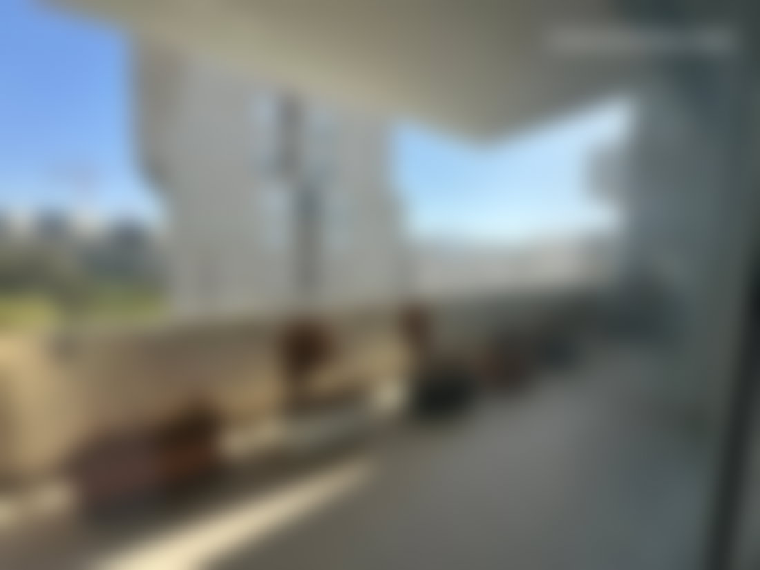 شقة فاخرة مع شرفة واسعة للإيجار بحي الرياض في الرباط