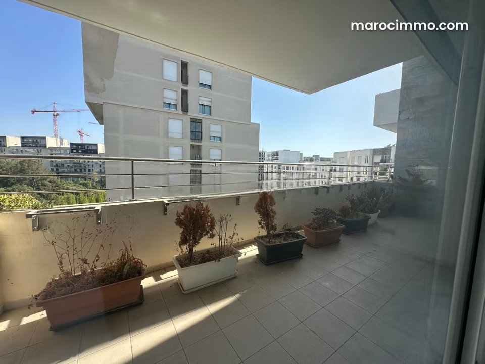 Appartement en location à Riyad. 4 pièces. Avec ascenseur et terrasse