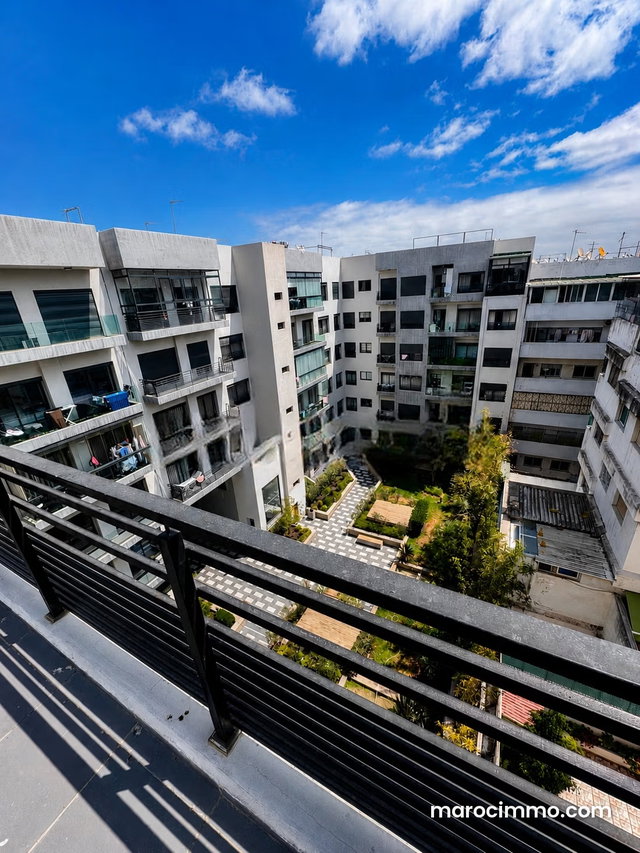 Dernier etage • grande terrasse plein soleil • belle résidence sécurisée — 4
