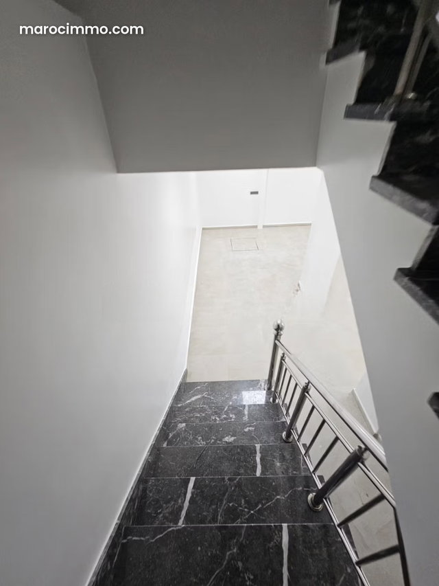 Location grand magasin avec cave — 2