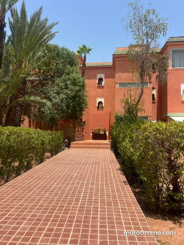 Duplex Spacieux 383m² avec grand jardin privatif — 3