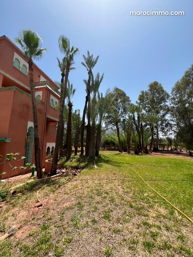 Duplex Spacieux 383m² avec grand jardin privatif — 2