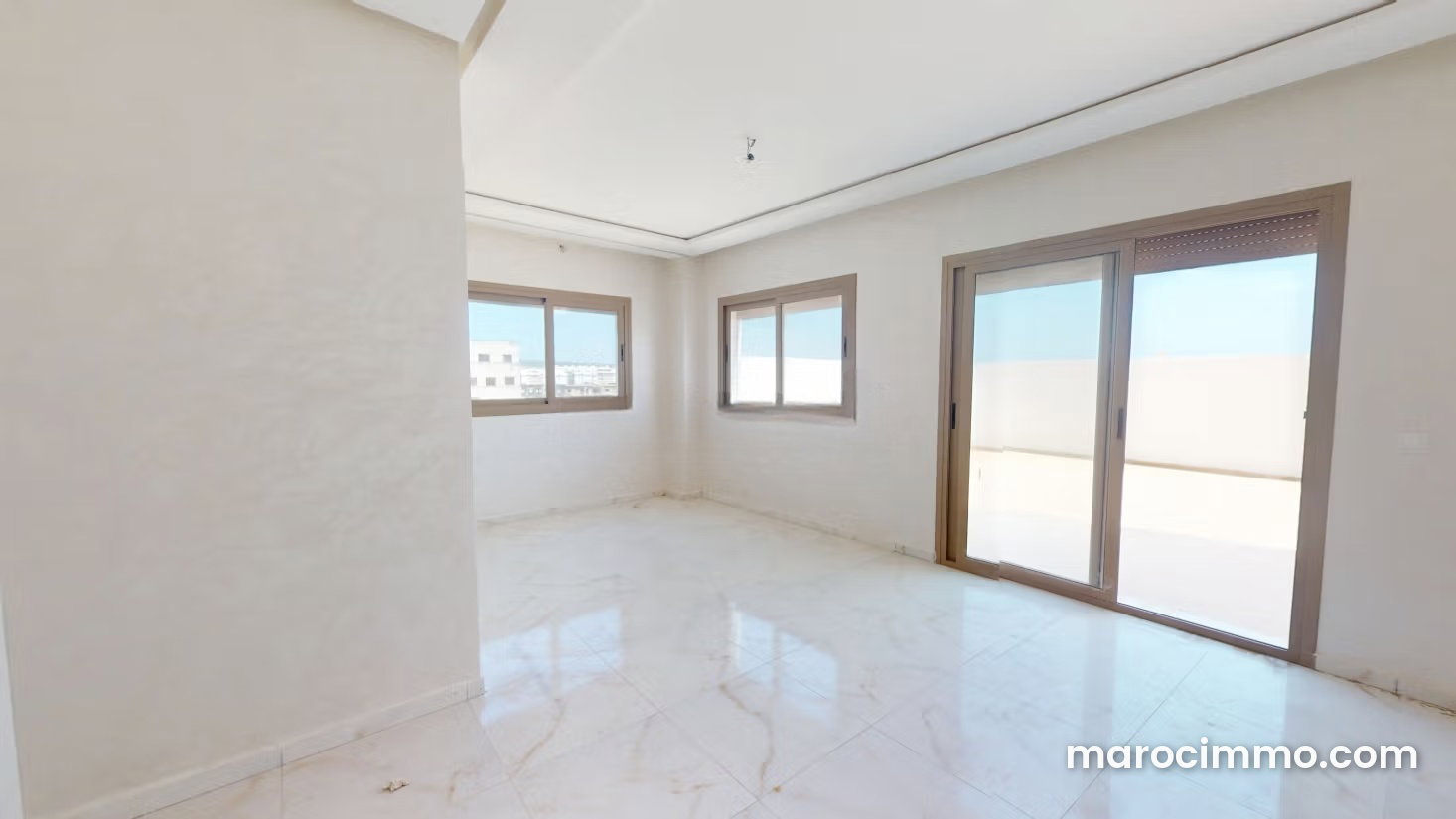 شقة مشرقة مع شرفة للبيع بحي مرجان في طنجة — طنجة