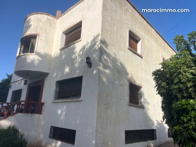 Luxurious Villa for Sale in Harhoura. 3333 m² Surface Area. Beautiful Terrace and Garden — 3