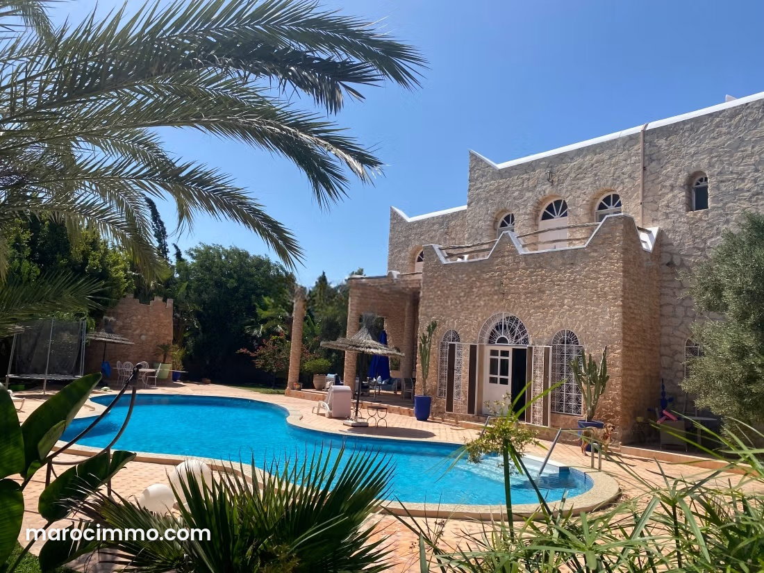فيلا حجرية فسيحة للبيع بطريق الصويرة, سافي — الصويرة