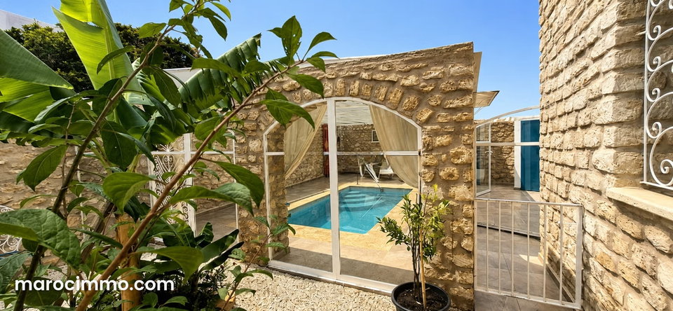 Villa en pierres avec piscine et verger