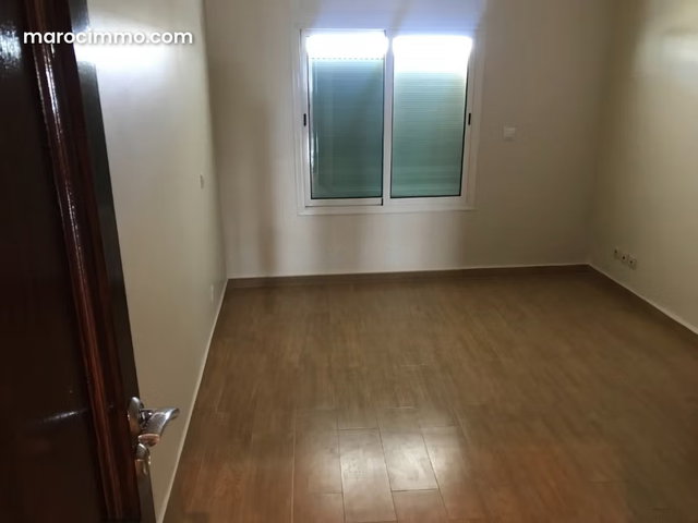 Appartement à louer à Val Fleury. 4 pièces. Service de concierge, cheminée — 4