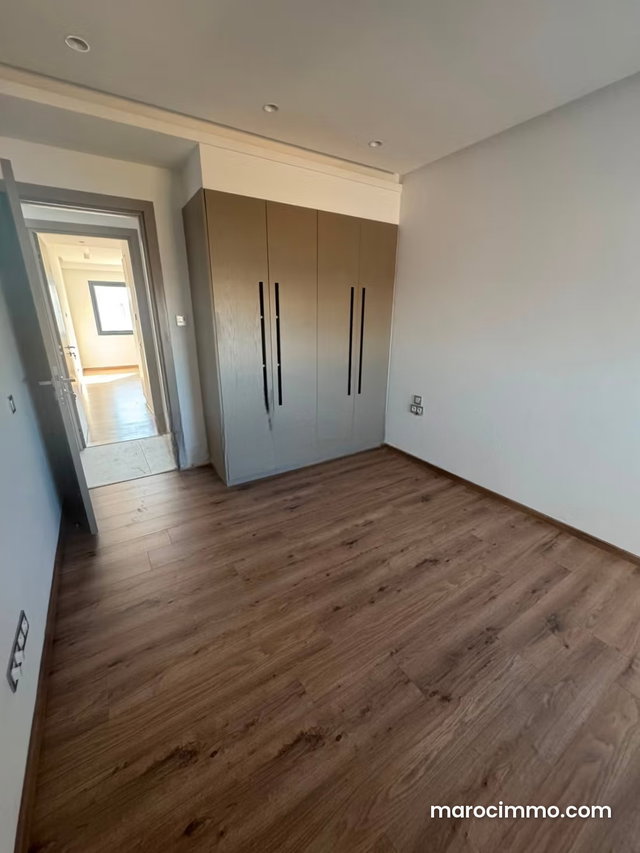 Bel appartement en location à Ain Diab Extension. Surface totale 120 m². Places de parking et terrasse — 4