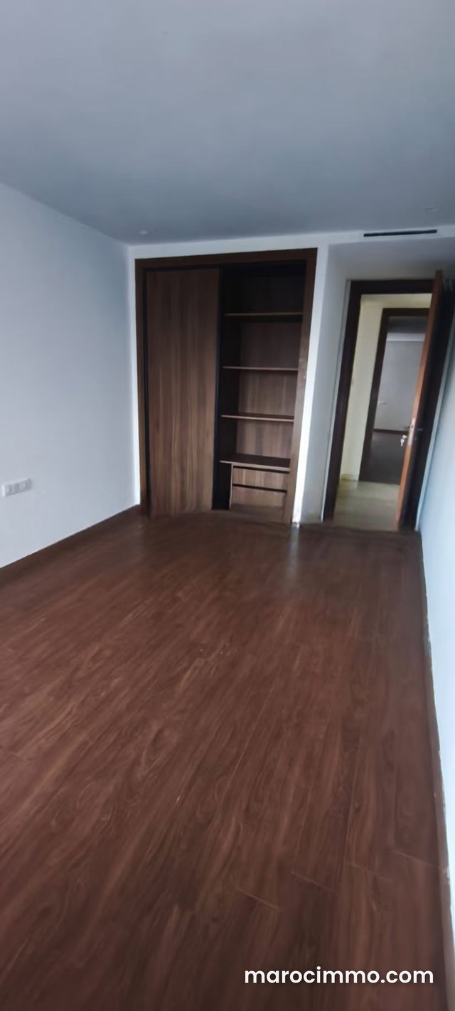 Louez cet appartement à Casablanca Finance City. Superficie 100 m². Double vitrage et chauffage central — 5